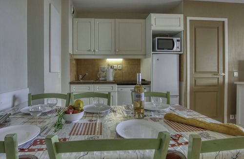 Six-Fours-les-Plages Apartment | Cosy apartment for 5 people with WIFI, pool, TV, patio and pets allowed