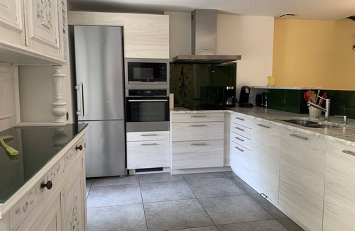 Eygalieres House | Cosy village house in Provence for 2,4,6 or 8, air-con, courtyard with swim pool