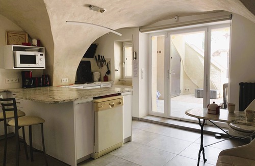 Eygalieres House | Cosy village house in Provence for 2,4,6 or 8, air-con, courtyard with swim pool