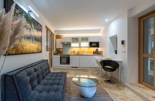 Lagnes House | Cosy village house, secret patio, pool