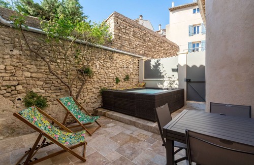 Lagnes House | Cosy village house, secret patio, pool