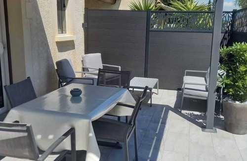 Chateauneuf-de-Gadagne Apartment | Country apartment