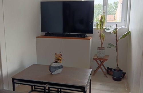 Cadenet Condo | Country house with a private terrace and garden