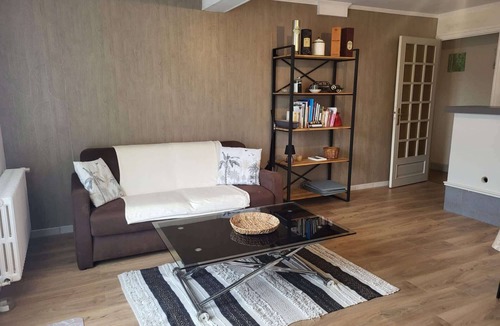 Millau Apartment | Cozy Apartment in Millau Private Terrace, Pouncho