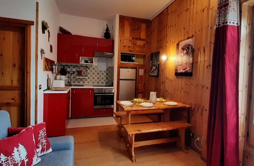 Montgenevre Apartment | Cozy Mountain Studio with South-Facing Balcony, Sleeps 5, Close to Ski Lifts and Shuttle