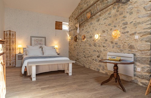 Charols Bed & Breakfast | Crocus Guest Room: Family-Friendly, Air-Conditioned, Countryside, Mountain View