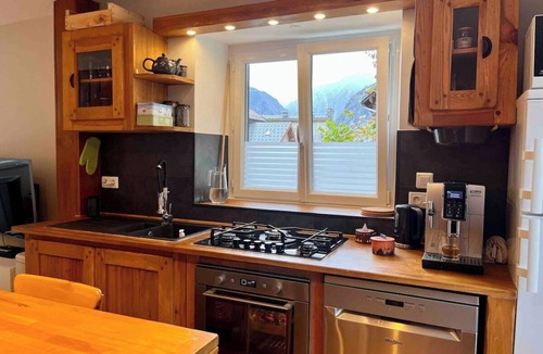 Le Bourg-d'Oisans House | CYCLIST FRIENDLY HOUSE, CENTRE OF BOURG D’OISANS - SLEEPS 4