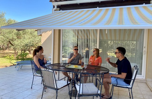 Maubec House | Danie, house of olive trees and view of the Luberon