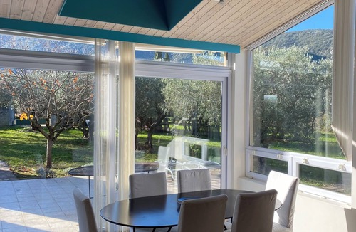 Maubec House | Danie, house of olive trees and view of the Luberon