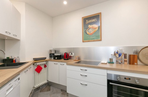 La Baule-Escoublac Apartment | Des Dryades Apartment, Cosy 60m² with Shared Pool, Balcony & Wi-Fi