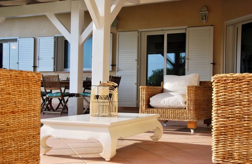 Bonifacio Villa | Description