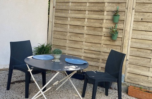 Aix-en-Provence Apartment | Detached studio with terrace in Aix countryside property