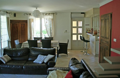 Reillanne Villa | Detached villa with enclosed beautiful garden and private pool, 1km from Céreste