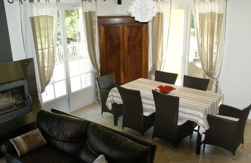 Reillanne Villa | Detached villa with enclosed beautiful garden and private pool, 1km from Céreste