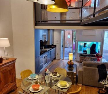 Gares Apartment | Duplex Chic Climatisé avec terrasse proche Comédie