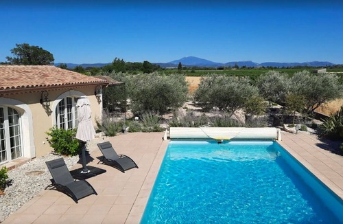 Rochegude Villa | Echappée en Provence Villa with 2 apartments around a swimming pool.