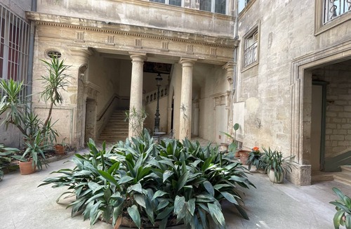 Comedie Condo | Ecusson: luminous duplex in private mansion