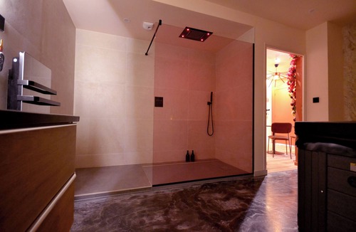 Romans-sur-Isere Apartment | Elegant Romantic Suite with Private Jacuzzi in charming Romans-sur-Isère with AC