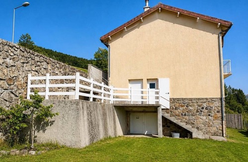 Saint-Cirgues-en-Montagne Apartment | Entire house with an enclosed garden near Lake Issarlès