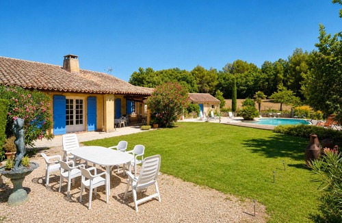 Pernes-les-Fontaines Villa | Family holiday villa with pool, large grounds and views of Mont Ventoux