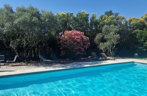 Saint-Martin-de-Crau House | Family home with a pool on the outskirts of the Alpilles