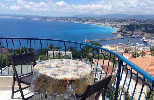 Mont Boron House | fantastic view ! private bedroom in a family apartment, private bathroom, shared kitchen and living spaces