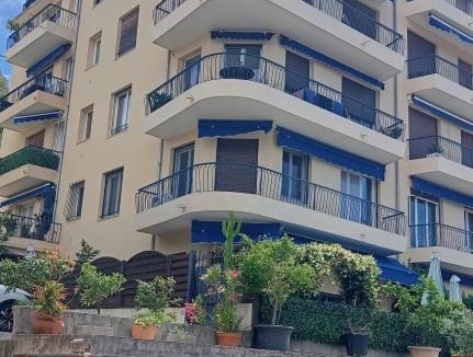 Mont Boron House | fantastic view ! private bedroom in a family apartment, private bathroom, shared kitchen and living spaces