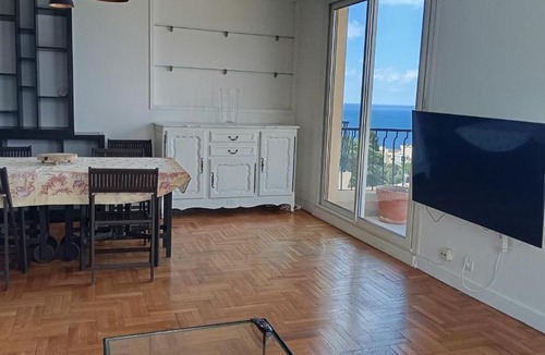Mont Boron House | fantastic view ! private bedroom in a family apartment, private bathroom, shared kitchen and living spaces