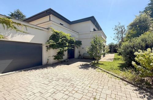 Saint-Didier-au-Mont-d'Or Villa | Ferrand – Modern villa with a heated pool and a garden