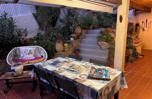 Ollioules Condo | First floor apartment in a villa with terraces and swimming pool