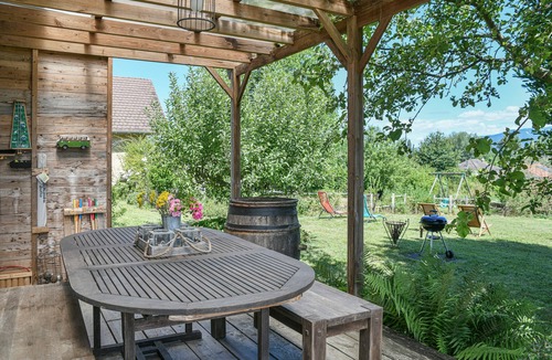 Les Avenieres House | Gîte Les Tulipes in Isère: Peaceful Retreat with Mountain Views