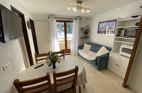 Laveissiere Apartment | Functional apartment near slopes, ideal for 4-6 people