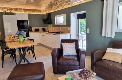 Saint-Just-Saint-Rambert House | Gîte climatisé paisible - 3 pers.