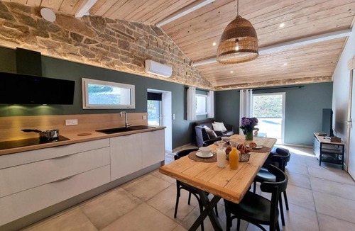 Saint-Just-Saint-Rambert House | Gîte climatisé paisible - 3 pers.