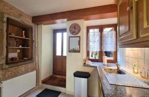 Saint-Germain-Laval House | Gîte cosy avec cour privée, 2 chambres, cuisine équipée, TV, WiFi – Saint-Germain-Laval - FR-1-496-120