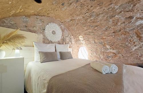 Saint-Cezaire-sur-Siagne Apartment | Gîte Le Figuier de Saint Ce - 3 stars - Holiday Home Nature View