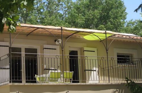 Orgon Apartment | Gîte 'Mas La Mounine - Gîte du Haut' with Private Garden, Wi-Fi, and Air Conditioning