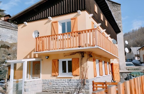 Abries House | Gîte 'Notre Désir' with Mountain View, Private Terrace and Wi-Fi