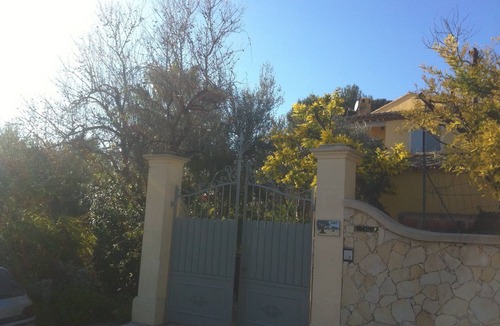 La Garde House | Garden level in beautiful country house by the pool