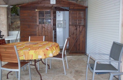 Carqueiranne Apartment | Garden-level studio with pool facing the Giens peninsula, close to beaches