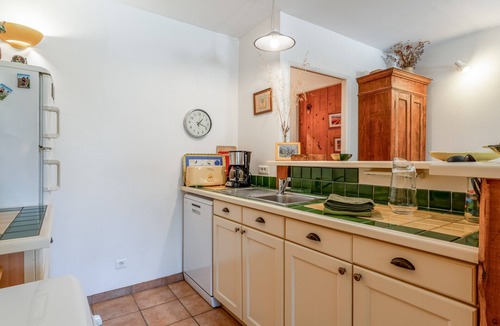 Entrechaux House | Genévrier Cottage with Mountain View, Shared Pool, and Wi-Fi