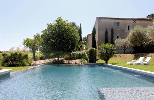 Maubec Apartment | Gîte Cerisier - in the Provencal farmhouse of Domaine Faverot
