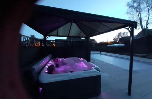 Durenque Villa | GITE DE L'AUTAN - Villa 8 pers-4 salles de bain indépendantes, piscine chauffée et Spa