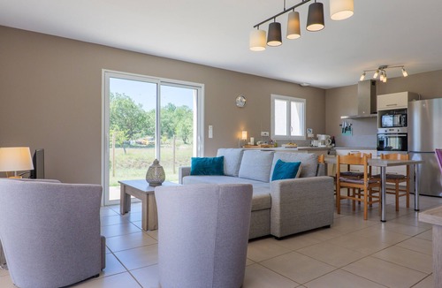 Ruoms Villa | Gîte for 6, private pool, peaceful, near greenway and Ardèche Gorges