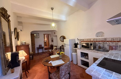 Violes Apartment | Gite in the Prince de Provence Vineyards - At Mas Des Armouriers, with Pool