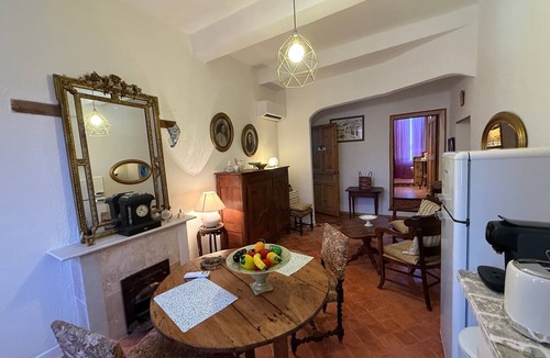 Violes Apartment | Gite in the Prince de Provence Vineyards - At Mas Des Armouriers, with Pool