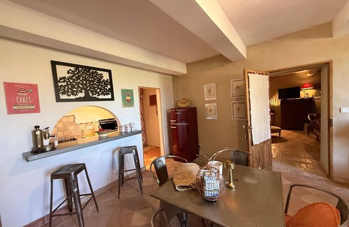Violes Apartment | Gite in the Vines Le Borie at Mas des Armouriers, with Pool