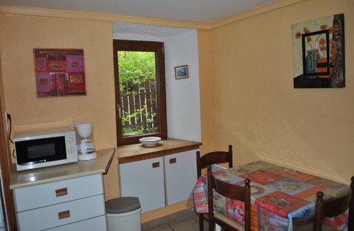 Sainte-Enimie House | Gîte “Le Vignou” in Ste-Enimie: Mountain View, Private Terrace, and Wi-Fi