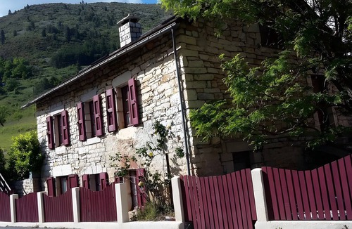 Sainte-Enimie House | Gîte “Le Vignou” in Ste-Enimie: Mountain View, Private Terrace, and Wi-Fi