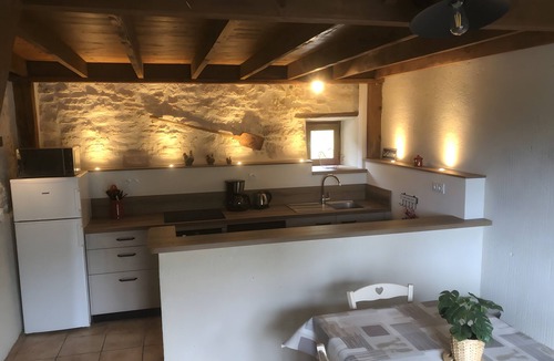 Le Garn House | Gîte “L’Oustalet” with Private Terrace, Wi-Fi, and Air Conditioning